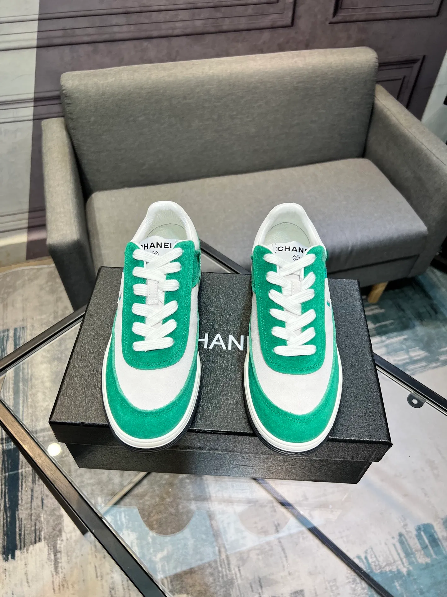Men's men's shoes 💰620 Exclusive real shot (top version) CHANEL Chanel's new panda sneakers Panda shoes Chanel 2025ss color matching thick-soled casual sports shoes sneakers Counter synchronization The counter is very popular Very difficult to buy a shoe The most popular thick-soled panda shoes on the Internet It is obvious that Xiaoxiang control cannot miss it Simple and versatile white shoes that have both good looks and comfort Thick sole increases height, is super versatile and can be worn with eyes closed😍 Whoever wears it will look better. Upper: calfskin. Lining: imported sheepskin lining. Outsole: TPU original outsole. Size: 35-44 (41 for women, 40 for men, custom made).